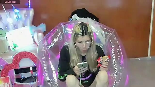 Snapshot of Skinygirl chatting on 02.13.26 Skinygirl online show from 02.13.26