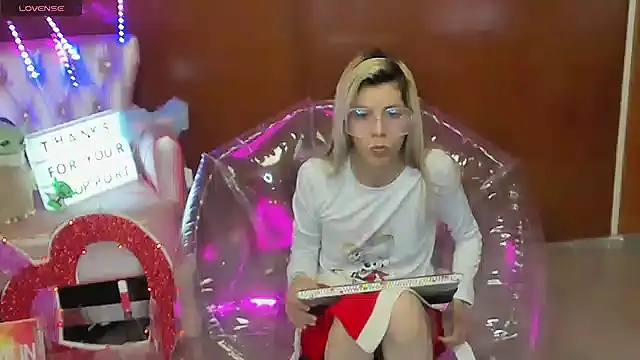 Snapshot of Skinygirl chatting on 02.25.26 Skinygirl online show from 02.25.26