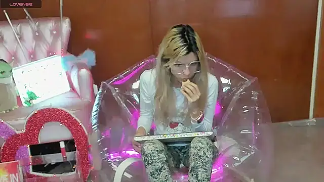 Snapshot of Skinygirl chatting on 02.26.26 Skinygirl online show from 02.26.26