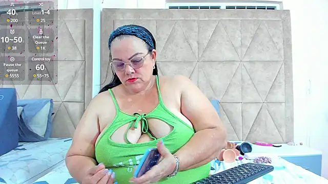 Snapshot of mommy_cute chatting on 02.13.25 mommy cute online show from 02.13.25
