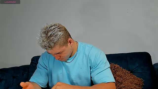 Snapshot of Leonsmoron chatting on 12.12.24 Leonsmoron online show from 12.12.24