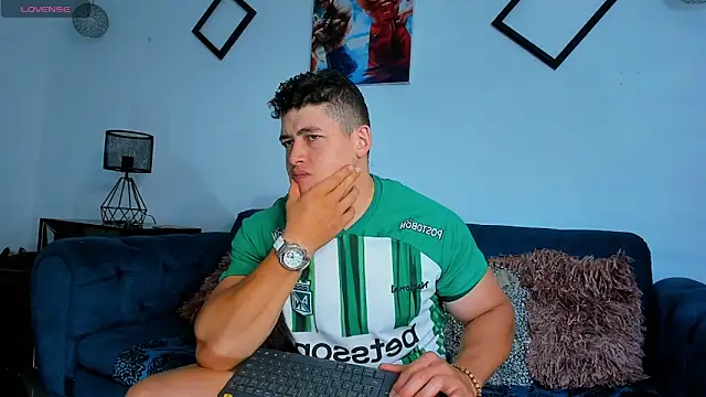 Snapshot of Leonsmoron chatting on 10.10.25 Leonsmoron online show from 10.10.25