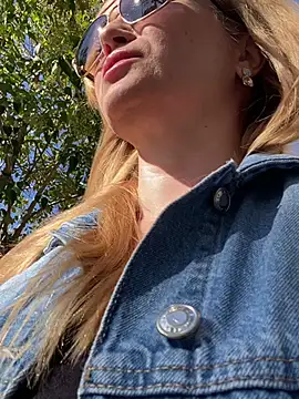 Snapshot of Lady__Maria chatting on 10.17.25 Lady  Maria online show from 10.17.25