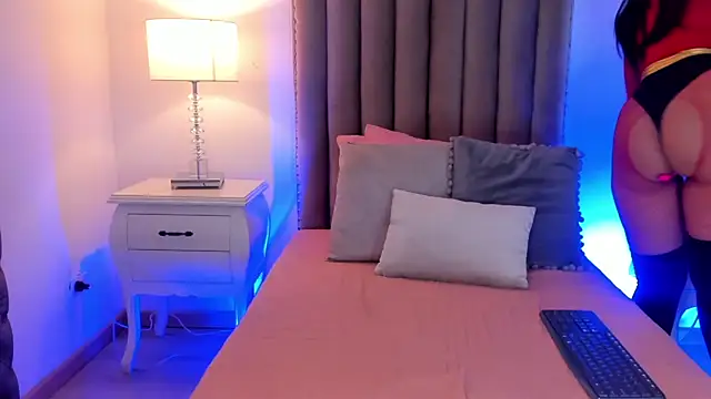 Emma Torres   online show from 01.28.25