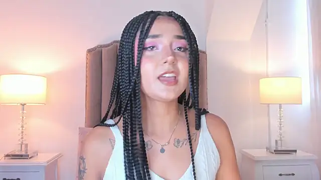 Snapshot of Emma_Torres__ chatting on 05.25.26 Emma Torres online show from 05.25.26