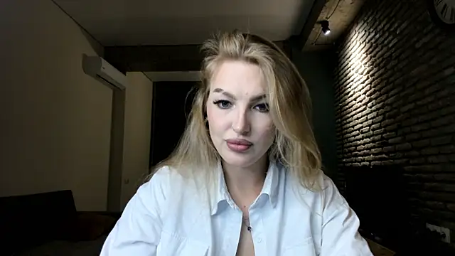 Snapshot of fifteenpoem chatting on 05.25.26 fifteenpoem online show from 05.25.26
