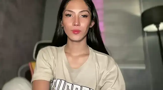 Snapshot of Bella_Gordon chatting on 12.14.24 Bella Gordon online show from 12.14.24