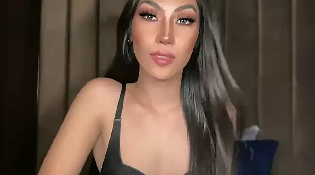 Snapshot of Bella_Gordon chatting on 12.17.24 Bella Gordon online show from 12.17.24