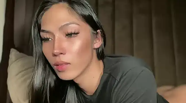 Snapshot of Bella_Gordon chatting on 12.21.24 Bella Gordon online show from 12.21.24