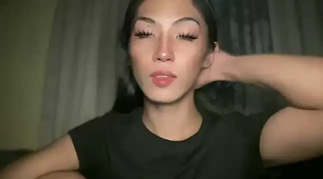 Snapshot of Bella_Gordon chatting on 12.22.24 Bella Gordon online show from 12.22.24