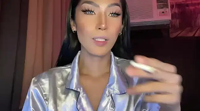 Snapshot of Bella_Gordon chatting on 12.24.24 Bella Gordon online show from 12.24.24