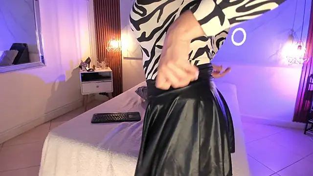 Snapshot of Gin_Zc chatting on 12.20.24 Gin Zc online show from 12.20.24