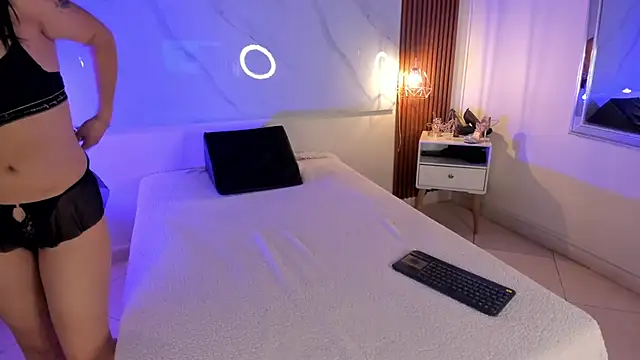 Snapshot of Gin_Zc chatting on 12.21.24 Gin Zc online show from 12.21.24