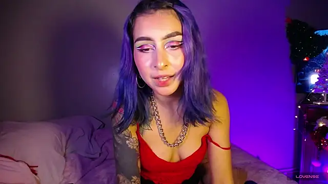 Snapshot of Cinamoonn chatting on 12.21.24 Cinamoonn online show from 12.21.24