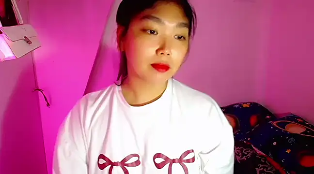 TR4NSCUTI3 online show from 02.26.25