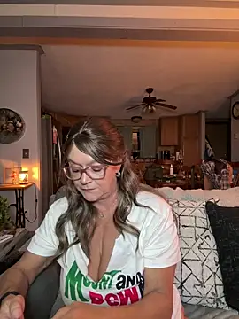 Snapshot of cowgirlc chatting on 10.01.25 cowgirlc online show from 10.01.25