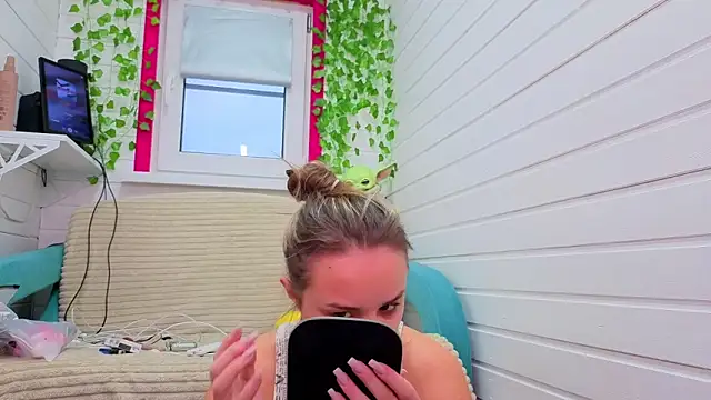 Snapshot of Misss_Vikk chatting on 11.20.25 Misss Vikk online show from 11.20.25