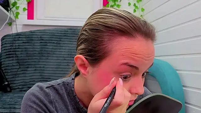 Snapshot of Misss_Vikk chatting on 11.28.25 Misss Vikk online show from 11.28.25