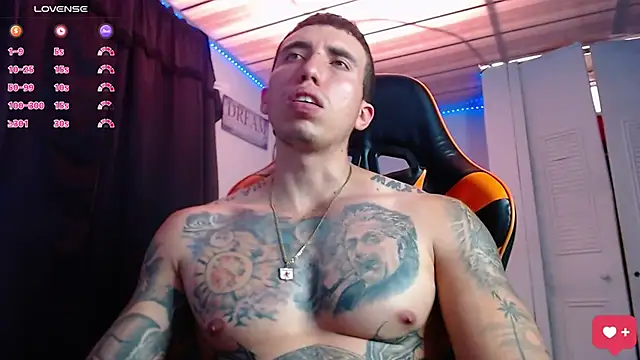 Snapshot of Adam_Hudsond chatting on 11.01.25 Adam Hudsond online show from 11.01.25