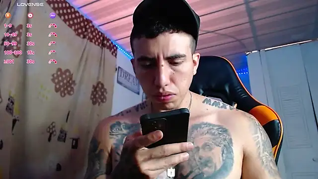 Snapshot of Adam_Hudsond chatting on 11.23.25 Adam Hudsond online show from 11.23.25