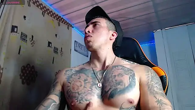 Snapshot of Adam_Hudsond chatting on 11.25.25 Adam Hudsond online show from 11.25.25