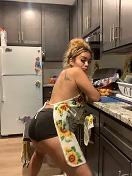 Snapshot of Sexxxyluna28 chatting on 12.28.24 Sexxxyluna28 online show from 12.28.24