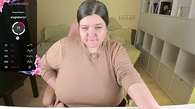 Snapshot of PlumPie chatting on 11.08.25 PlumPie online show from 11.08.25