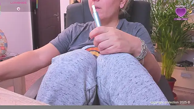 Snapshot of SquirtKitten chatting on 10.07.25 SquirtKitten online show from 10.07.25