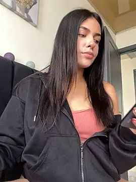 Snapshot of DaphneUwu chatting on 12.23.24 DaphneUwu online show from 12.23.24