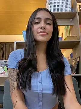 Snapshot of DaphneUwu chatting on 10.23.25 DaphneUwu online show from 10.23.25
