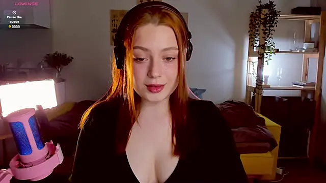 Snapshot of Sofy_Benson chatting on 09.27.25 Sofy Benson online show from 09.27.25