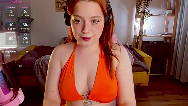 Snapshot of Sofy_Benson chatting on 10.08.25 Sofy Benson online show from 10.08.25
