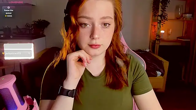 Snapshot of Sofy_Benson chatting on 10.15.25 Sofy Benson online show from 10.15.25