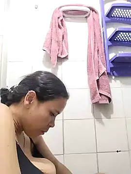 Snapshot of Dounia_nagi chatting on 02.19.25 Dounia nagi online show from 02.19.25