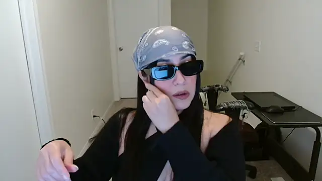 Snapshot of Sassy_Latina chatting on 10.16.25 Sassy Latina online show from 10.16.25
