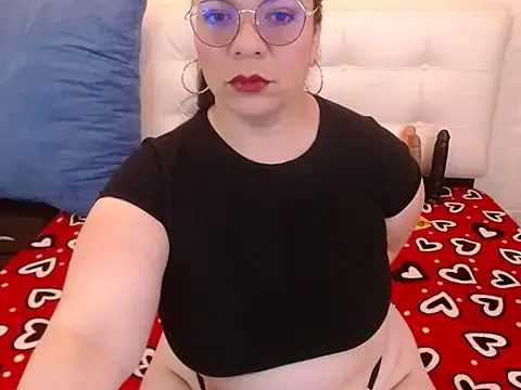 Snapshot of Angiee_BBW chatting on 10.02.25 Angiee BBW online show from 10.02.25