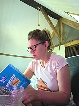 Snapshot of Lina_lou4 chatting on 06.20.26 Lina lou4 online show from 06.20.26