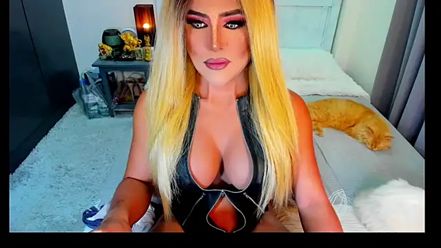 Snapshot of MissNaughtyTyra chatting on 06.12.26 MissNaughtyTyra online show from 06.12.26