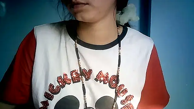 Snapshot of lovelydesi21 chatting on 12.19.24 lovelydesi21 online show from 12.19.24