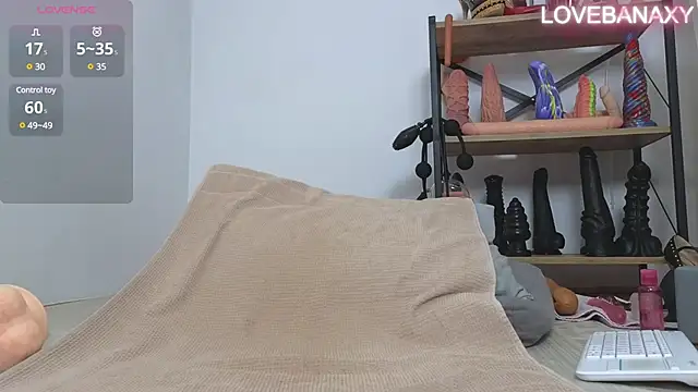 Snapshot of Love-Banaxy chatting on 01.30.25 Love-Banaxy online show from 01.30.25