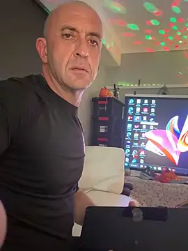 Snapshot of OSIRlS chatting on 09.12.25 OSIRlS online show from 09.12.25