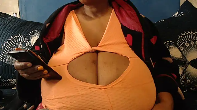 Snapshot of CUTEFIRMMELONSS chatting on 09.17.25 CUTEFIRMMELONSS online show from 09.17.25