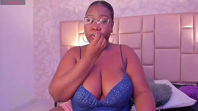 Snapshot of Darnellqueen chatting on 12.13.24 Darnellqueen online show from 12.13.24