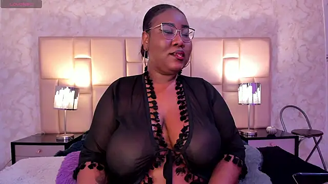 Snapshot of Darnellqueen chatting on 02.14.25 Darnellqueen online show from 02.14.25
