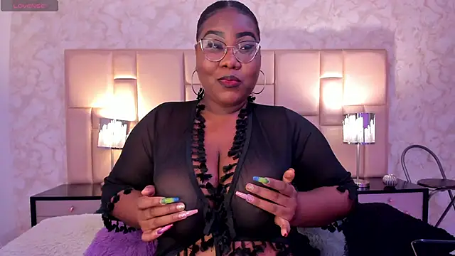 Snapshot of Darnellqueen chatting on 02.14.25 Darnellqueen online show from 02.14.25