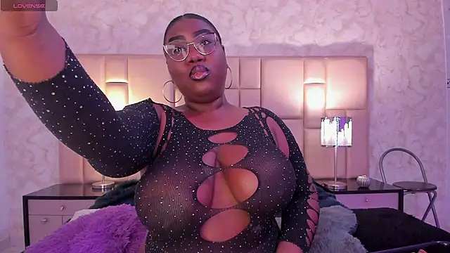Snapshot of Darnellqueen chatting on 02.17.25 Darnellqueen online show from 02.17.25