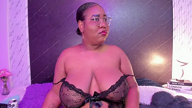 Snapshot of Darnellqueen chatting on 10.02.25 Darnellqueen online show from 10.02.25