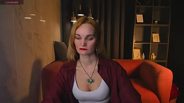 Snapshot of SaraSubtlety chatting on 12.17.25 SaraSubtlety online show from 12.17.25