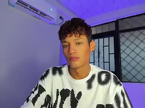 Snapshot of nicky_moo chatting on 03.11.25 nicky moo online show from 03.11.25