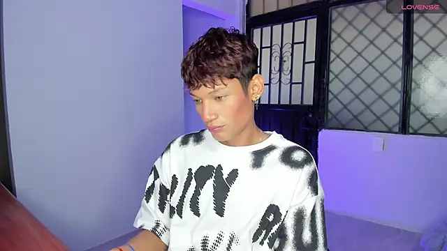 Snapshot of nicky_moo chatting on 03.11.25 nicky moo online show from 03.11.25